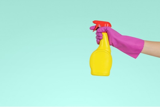A hand holding spray bottle